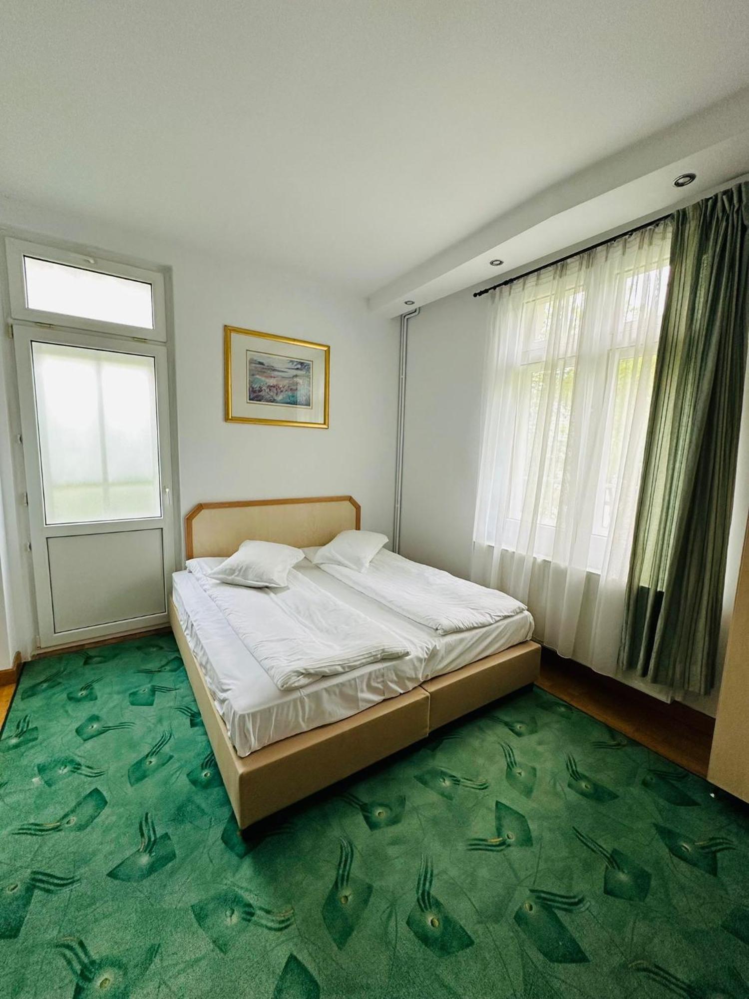 Bed and breakfast Rapsodia Sinaia Extérieur photo