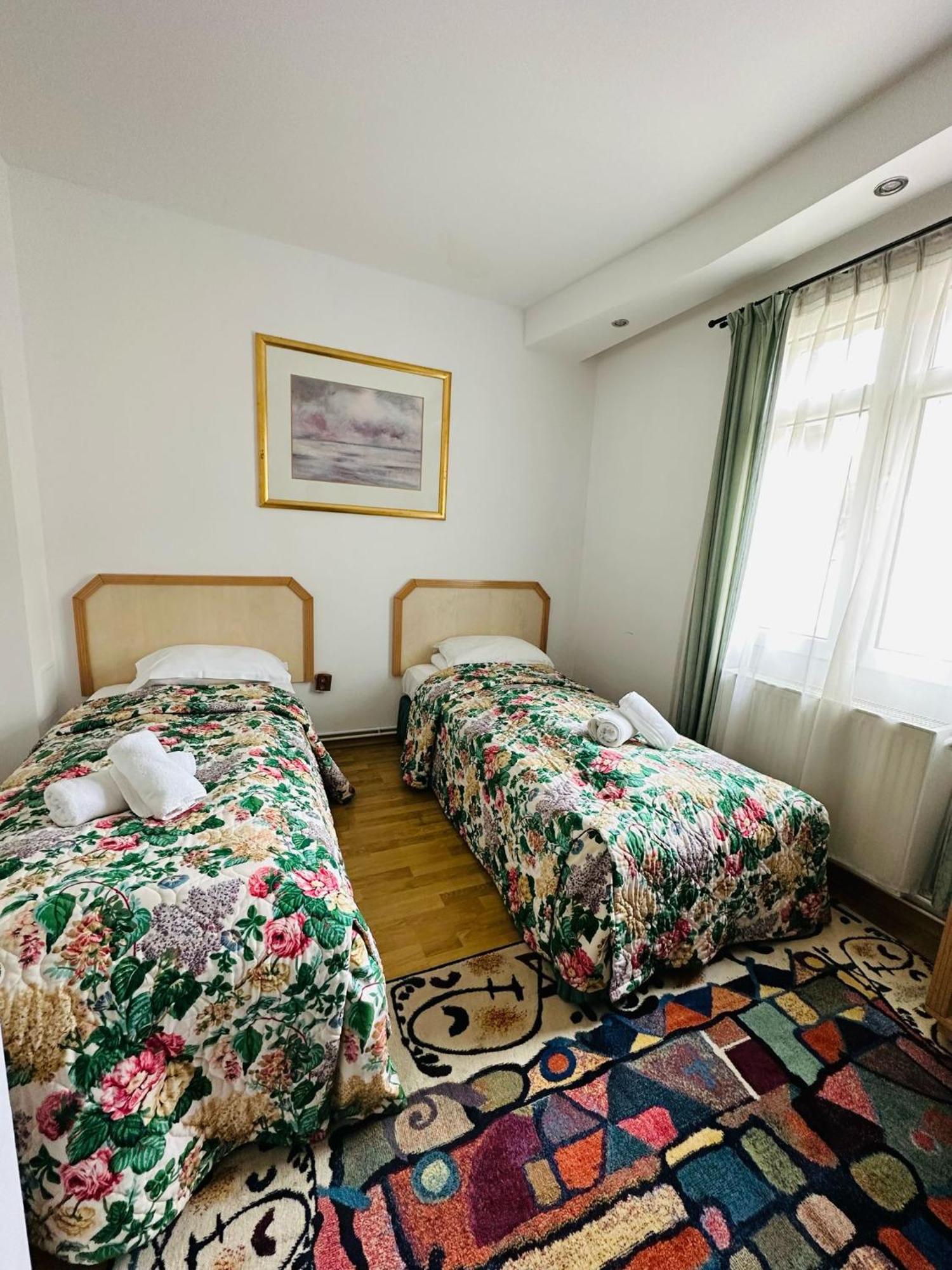 Bed and breakfast Rapsodia Sinaia Extérieur photo